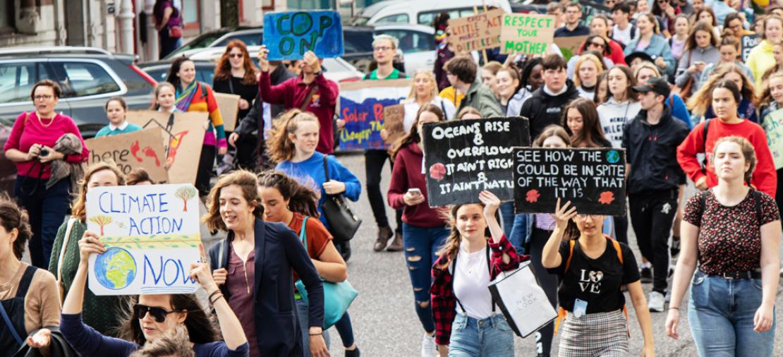 Bild: demonstrierende Jugendliche